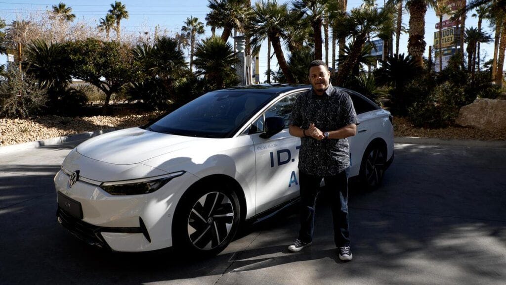Práctica Con El Primer Automóvil Eléctrico Compatible Con Chatgpt